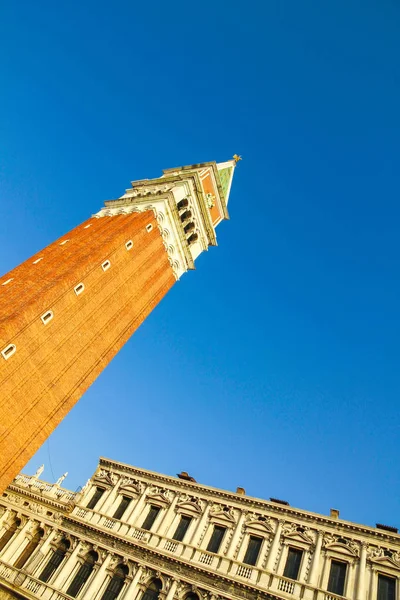Blick auf den Glockenturm der Basilika San Marco — Stockfoto