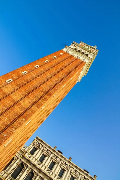 Blick auf den Glockenturm der Basilika San Marco — Stockfoto