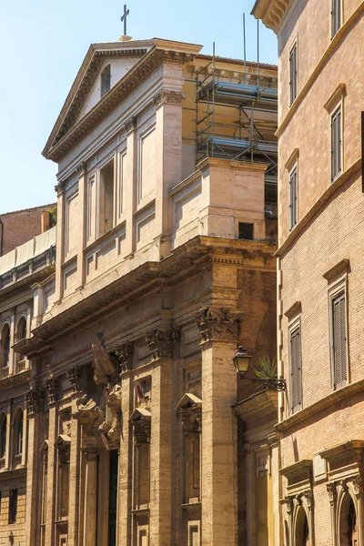 En historisk kyrka i Rom, Italien — Stockfoto