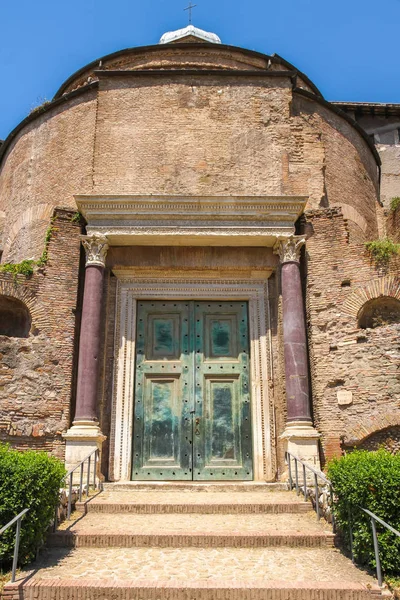 En historisk kyrka i Rom, Italien — Stockfoto