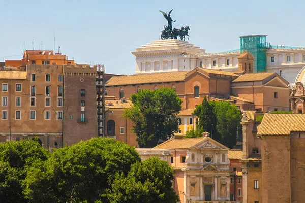 Landschaftsaufnahme von Rom an einem sonnigen Tag — Stockfoto