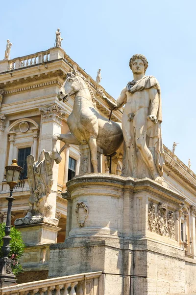 Kijk op een historische standbeeld in Rome — Stockfoto