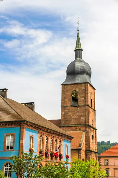 Udsigt over en historisk kirke i Saint Marie Aux Mines - Stock-foto