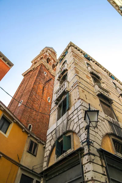 En historisk kyrka i Venedig, Italien — Stockfoto