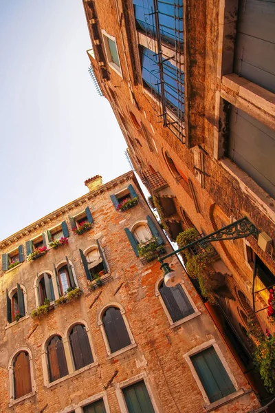 สถาปัตยกรรมประวัติศาสตร์ของเวนิสในวันที่แดด — ภาพถ่ายสต็อก