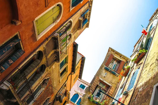 Arquitectura histórica de Venecia en un día soleado — Foto de Stock