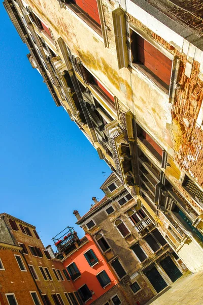 阳光明媚的日子里的威尼斯历史建筑 — 图库照片