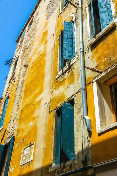 Arquitetura histórica de Veneza num dia ensolarado — Fotografia de Stock