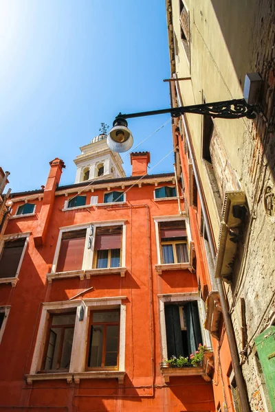 Historické architektury v Benátkách za slunečného dne — Stock fotografie