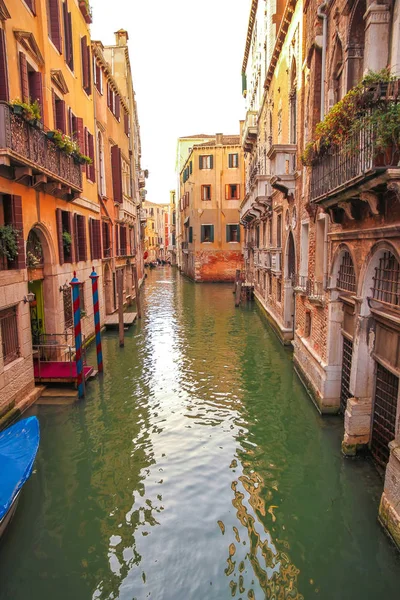Blick auf die historische Architektur und den Kanal — Stockfoto