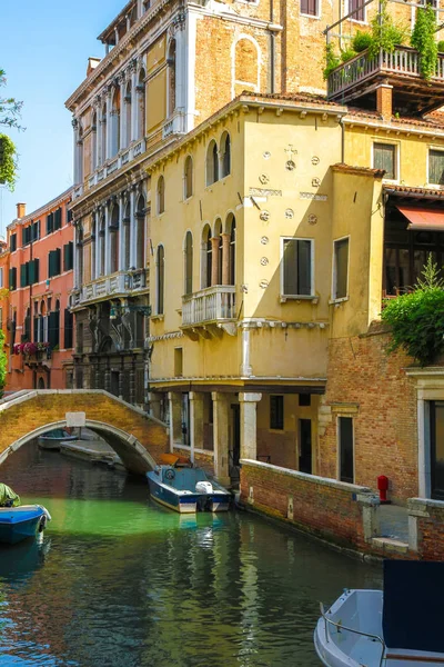 View on the historic architecture and the canal — Stock Photo, Image