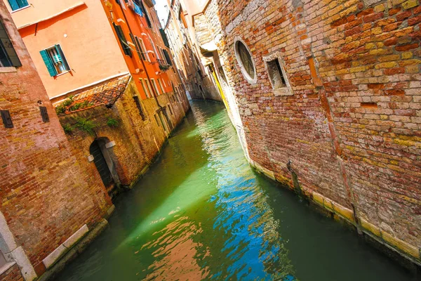 View on the historic architecture and the canal — Stock Photo, Image