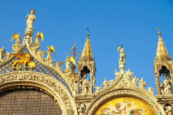 Podrobnosti o budov na náměstí San Marco he — Stock fotografie