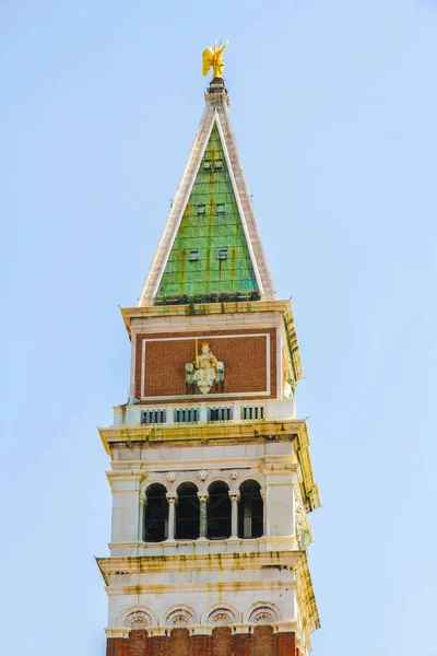 Veduta sul campanile della Basilica di San Marco — Foto Stock