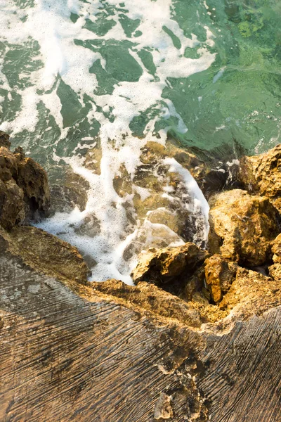 Υγρό βράχους και η θάλασσα στο φως του ήλιου — Φωτογραφία Αρχείου