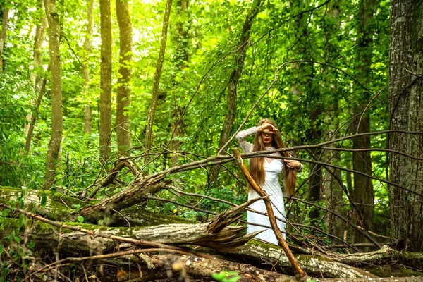 Retrato Humor Oscuro Una Mujer Pie Bosque Cubriéndose Los Ojos — Foto de Stock