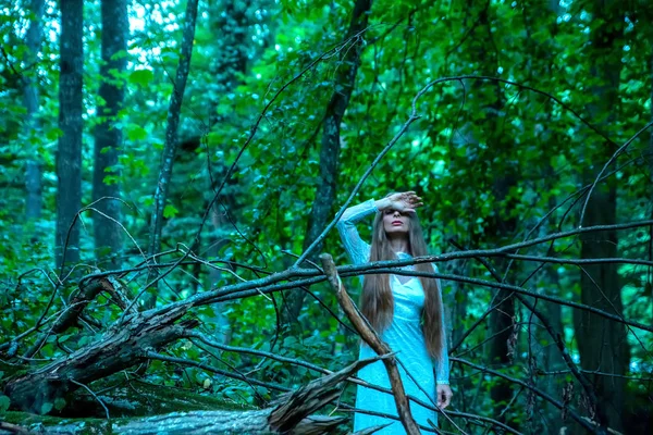 Eine Frau im Wald bedeckt ihre Augen — Stockfoto