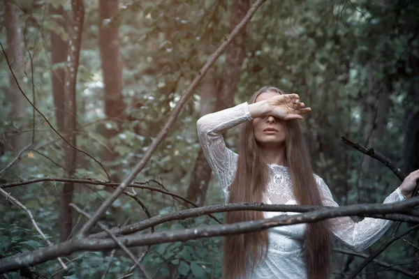 Une femme dans la forêt couvrant ses yeux — Photo