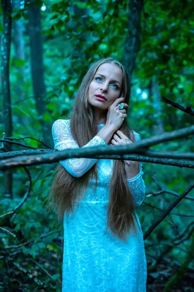 Porträt einer Frau im Wald — Stockfoto