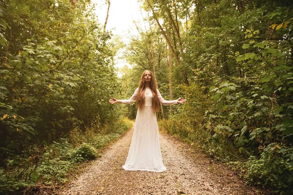 Eine Frau steht und posiert im Wald — Stockfoto