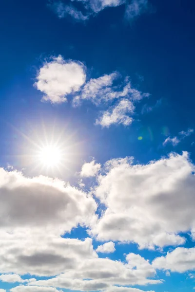 Soleil brillant sur un fond bleu ciel — Photo