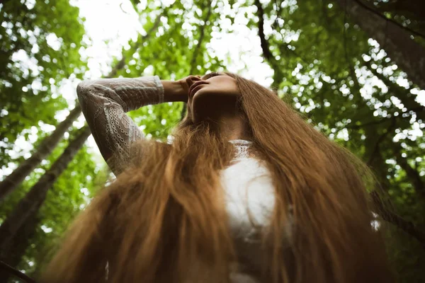 Портрет женщины в лесу — стоковое фото