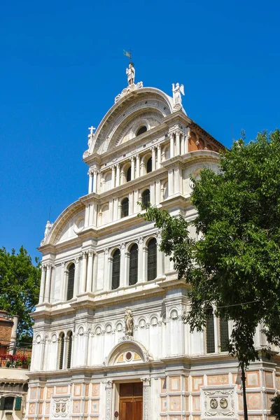 En historisk kyrka i Venedig, Italien — Stockfoto