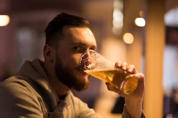 Hipster homme boire une bière — Photo