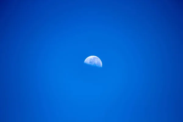 Vista en una luna menguante —  Fotos de Stock