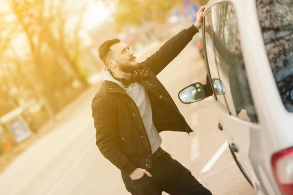 Hipster człowieka stojącego obok samochodu — Zdjęcie stockowe