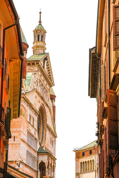 Cremona domkyrkan med gamla byggnader — Stockfoto