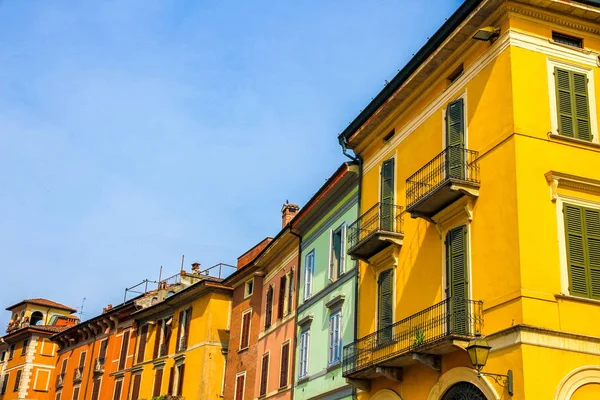 Historische architectuur van Cremona op een zonnige dag — Stockfoto