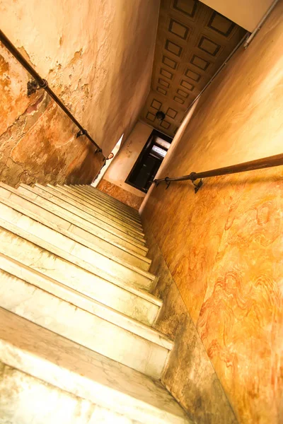 Ancient stairs of a historic building in Cremona — Stock Photo, Image