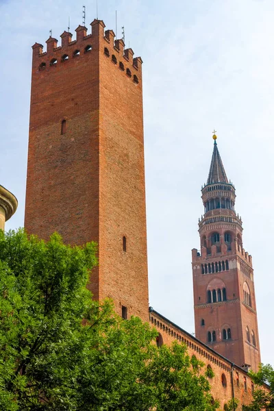 Den Torrazzo klock tornet med gamla byggnader — Stockfoto