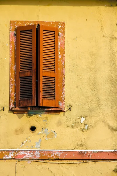 Velha janela de madeira de um edifício histórico — Fotografia de Stock