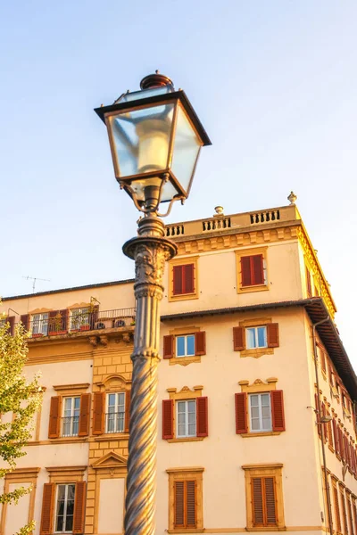 Gatlykta lampa i Florens, Italien — Stockfoto