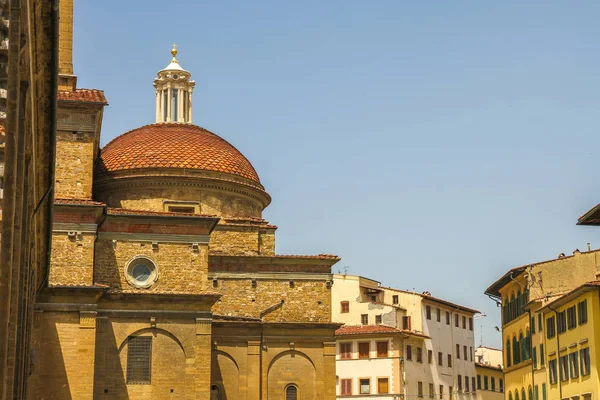 En historisk kyrka i Florens, Italien — Stockfoto