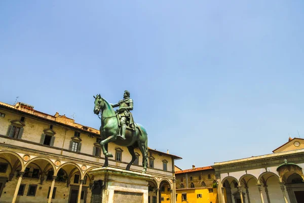 Veduta sulla statua equestre di Ferdinando De Medici — Foto Stock