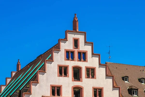 Vista sobre a arquitetura histórica em Freiburg im Breisgau — Fotografia de Stock