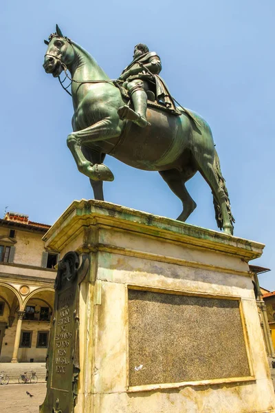 Widok na Pomnik konny Ferdinando de Medici — Zdjęcie stockowe
