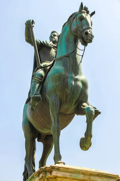 Veduta sulla statua equestre di Ferdinando De Medici — Foto Stock