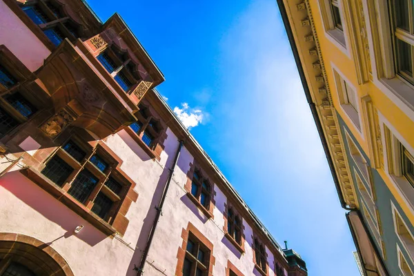 Vista sobre a arquitetura histórica em Freiburg im Breisgau — Fotografia de Stock