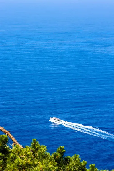 A boat cruising on the Mediterranean sea — Stock Photo, Image
