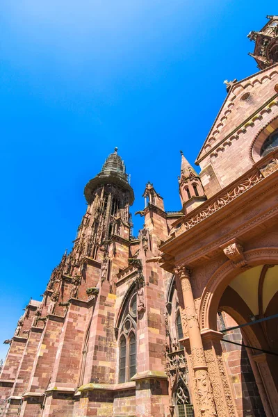 Zobrazit na Minster katedrála ve Freiburgu im Breisgau — Stock fotografie