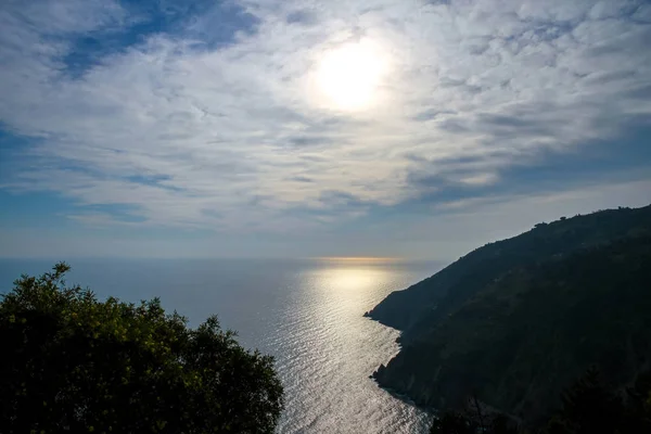 Θέα πάνω από τη θάλασσα και τα βουνά της Cinque Terre — Φωτογραφία Αρχείου