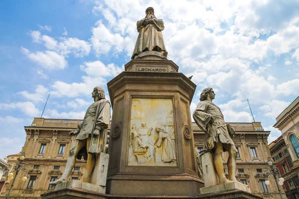 在米兰欣赏莱昂纳多·达·芬奇的雕像 — 图库照片