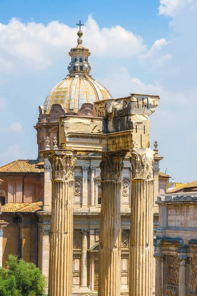 意大利罗马的一座历史悠久的教堂 — 图库照片