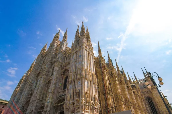 Vista sobre a Catedral de Milão em um dia ensolarado — Fotografia de Stock