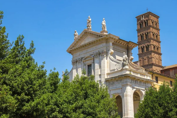 En historisk kyrka i Rom, Italien — Stockfoto