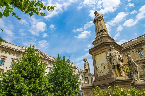 Vy över statyn av Leonardo da Vinci i Milano — Stockfoto